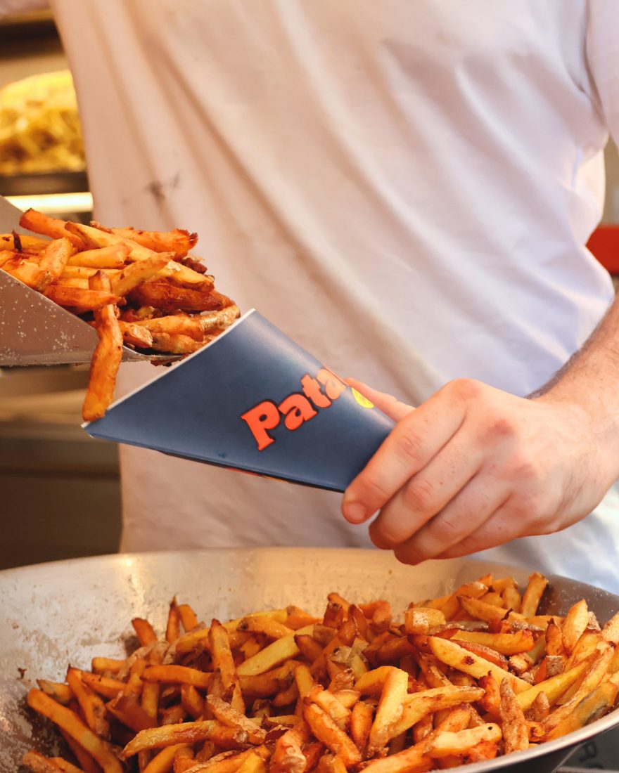 Un cornet rempli au-dessus du bac de frites