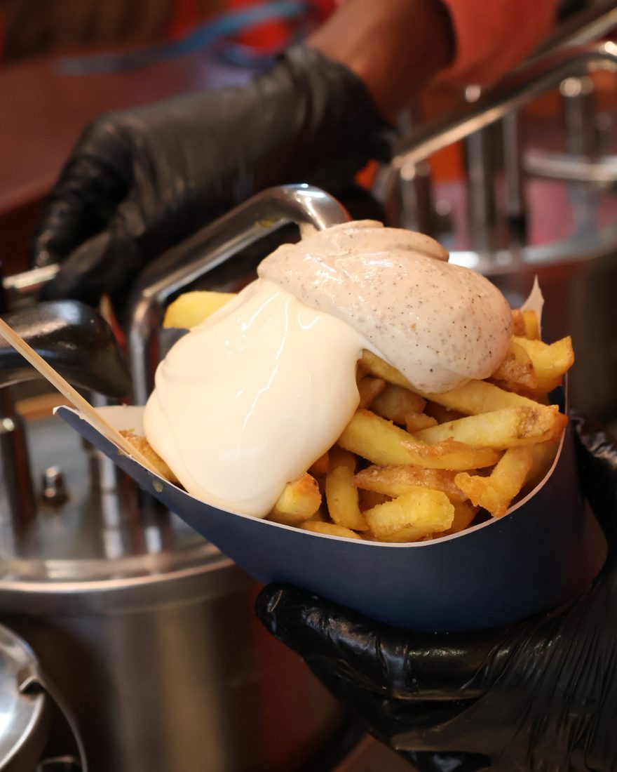 Sauce maison versée sur des frites