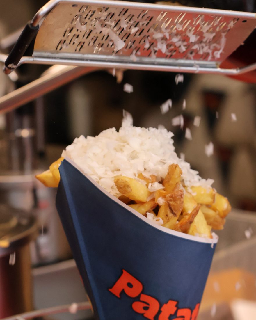 Parmesan râpé minute sur un cornet de frites