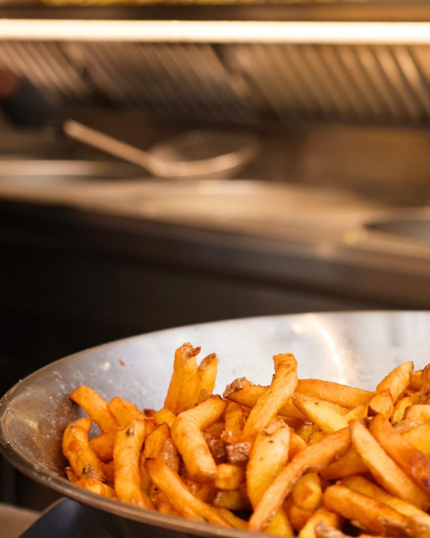 Frites plongées dans la friteuse