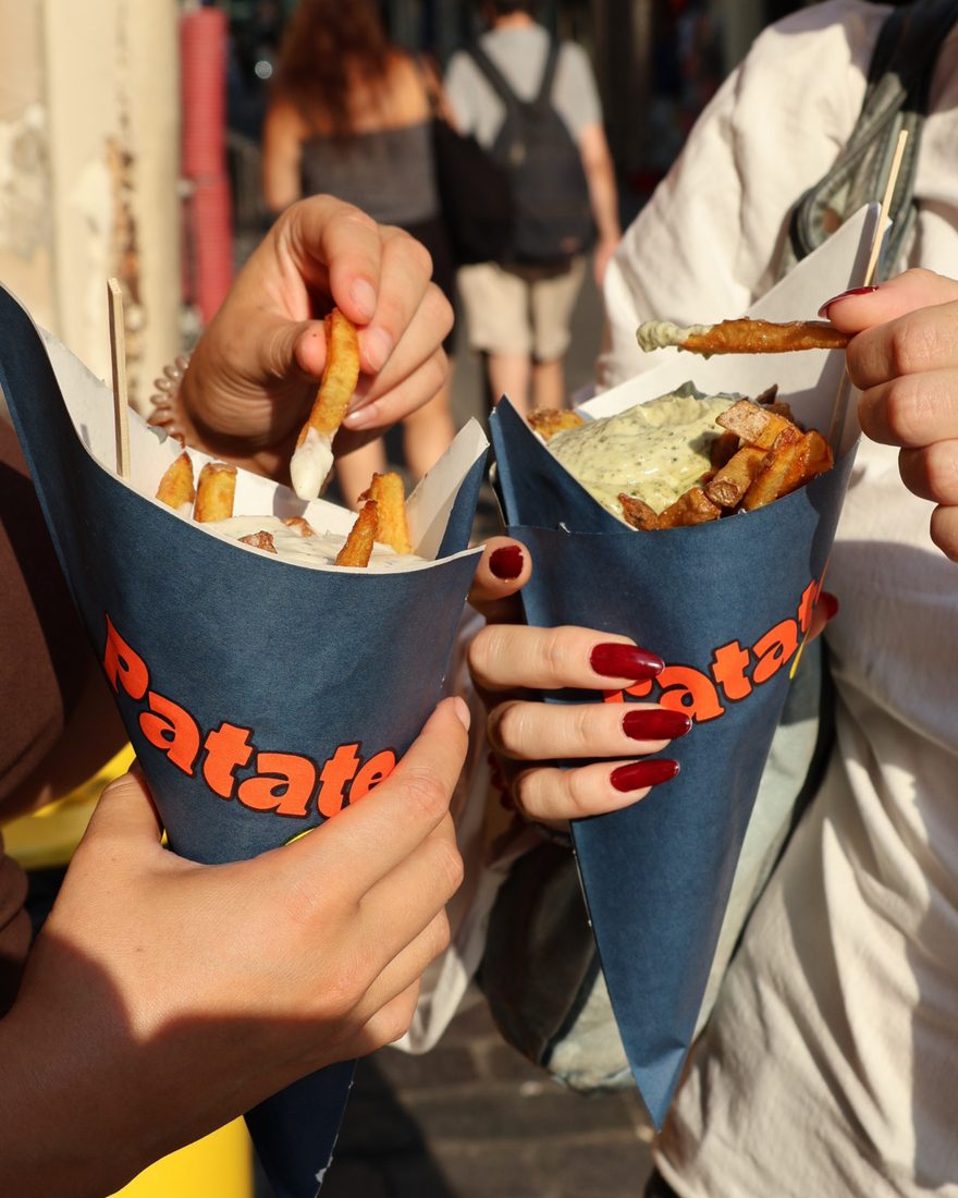 Deux cornets de frites partagés dans la rue